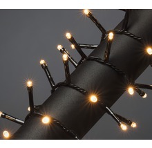 Lichterkette mit warmweißen LEDs um einen Gegenstand gewickelt