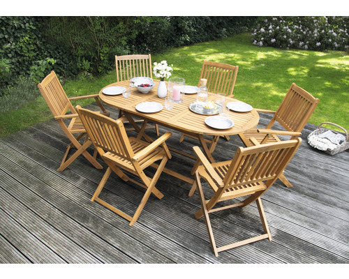 Dining-Set 6 -Sitzer bestehend aus: 6 Stühlen und Tisch Holz Akazie Gartenszene mit ovalem Holztisch und sechs Holzstühlen auf einer Terrasse