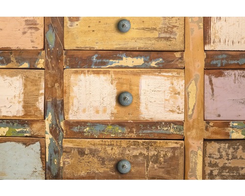 Detailaufnahme einer Kommode aus Altholz mit Schubladen