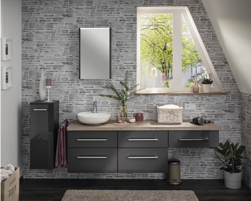 Modernes Badezimmer mit Waschtisch, Spiegel, Schrank und Fenster