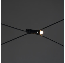 Detail einer Lichterkette mit Glühbirne und Kabel