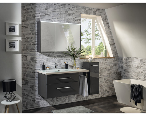 Modernes Badezimmer mit Waschtisch, Spiegelschrank und Badewanne vor gemusterter Wand