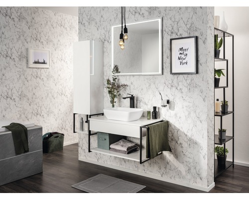 Modernes Badezimmer mit Waschtisch, Spiegelschrank, Handtuchhalter und Regal