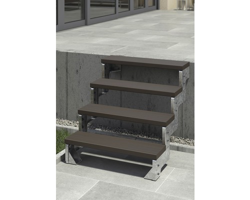 Außentreppe mit vier Stufen und Metallrahmen