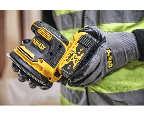 DeWalt Akku-Schwingschleifer mit Batterie in Arbeiterhänden