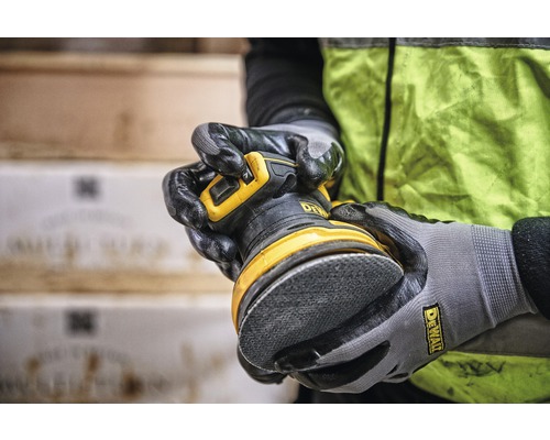 Person hält einen Exzenterschleifer der Marke DeWalt