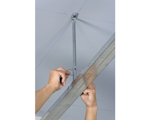 Installation einer Deckenunterkonstruktion mit einem Montagewinkel und einem Profil