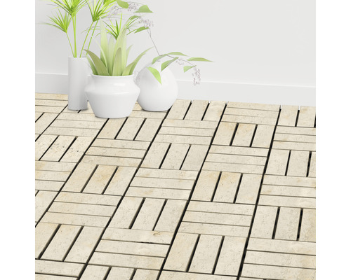 Verlegte Terrassenfliesen mit Schlitzmuster und weißen Dekorationsvasen