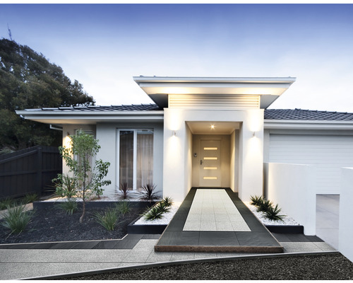 Einfamilienhaus mit gepflastertem Weg zum Eingang