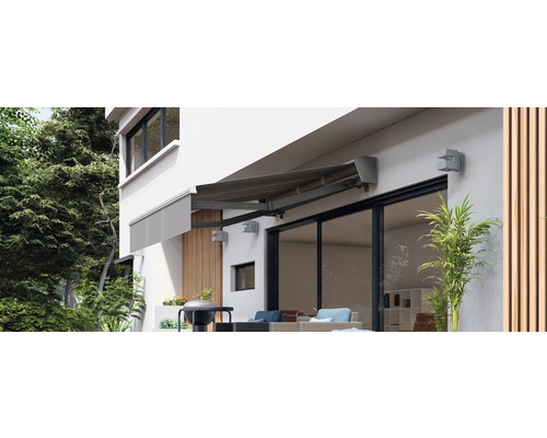 Szene mit einer montierten Gelenkarmmarkise an einer Hauswand über einer Terrassentür.