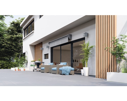 Außenbereich mit Terrassenmöbeln, Grill, Markise und Pflanzen