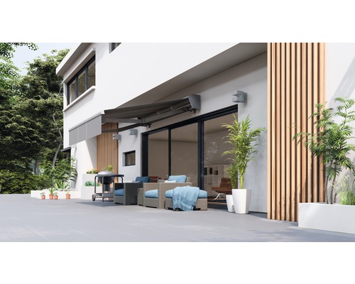 Terrasse mit Markise, Gartenmöbeln und Grill