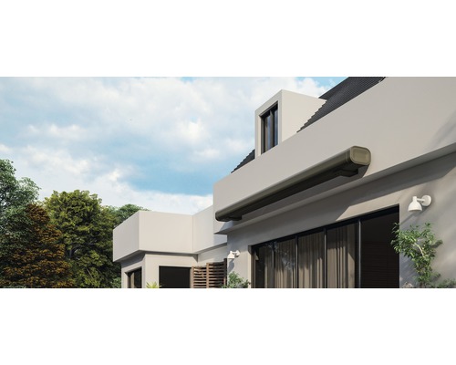 Hausfassade mit montierter Markise zum Sonnenschutz