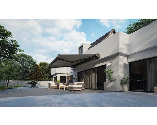 Terrasse mit ausgefahrener Markise und Gartenmöbeln vor einem modernen Haus