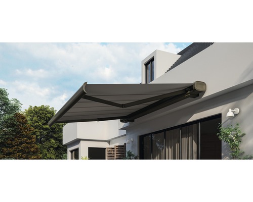 Ausgefahrene Gelenkarmmarkise am Haus