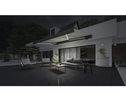 Terrasse mit Markise, Möbeln und Beleuchtung in der Nacht