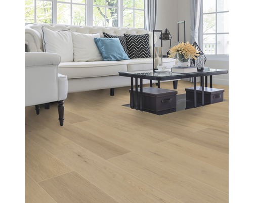 Wohnzimmer mit hellem Holzboden, Sofa, Sessel und Tisch