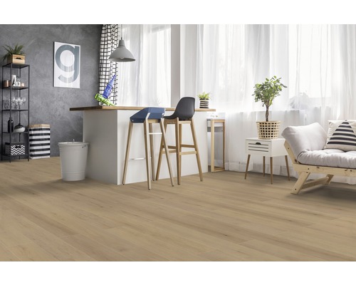 Heller Wohnraum mit Bodenbelag in Holzoptik, Kücheninsel und Sitzgelegenheiten