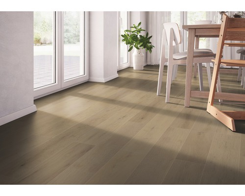 Heller Holzboden in einem hellen Raum mit Esstisch und Stühlen