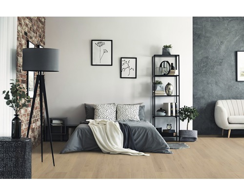 Schlafzimmer mit Bett, Stehlampe, Regal und Dekoration auf hellem Holzboden