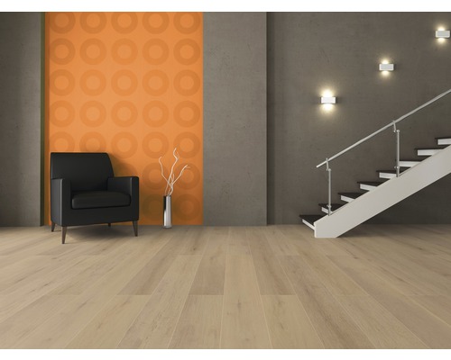 Beispielzimmer mit Sessel, Treppe und hellem Holzboden