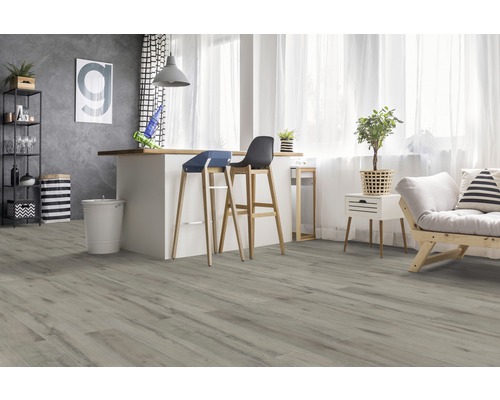 Heller Wohnraum mit Holzboden, Küchenzeile und Sitzgelegenheit