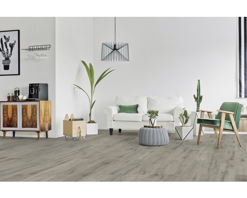 Heller Wohnraum mit Sofa, Sessel und Holzboden