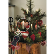 Weihnachtsbaum mit Kerzen und Herzdekoration sowie einer Fernbedienung