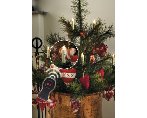 Weihnachtsbaum mit Kerzen und Herzdekoration sowie einer Fernbedienung