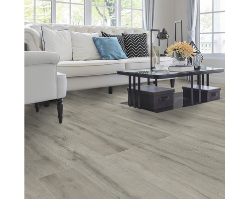 Wohnzimmer mit hellem Bodenbelag in Holzoptik, Sofa und Tisch