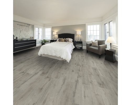 Schlafzimmer mit grauer Holzbodenoptik, Bett und Nachttischen