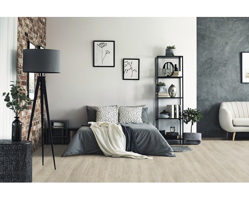 Modernes Schlafzimmer mit Bett, Stehlampe und Regalen auf hellem Holzboden