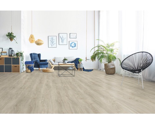 Heller Wohnraum mit Laminatboden, Sofa, Sessel und Dekorationen für ein gemütliches Ambiente.