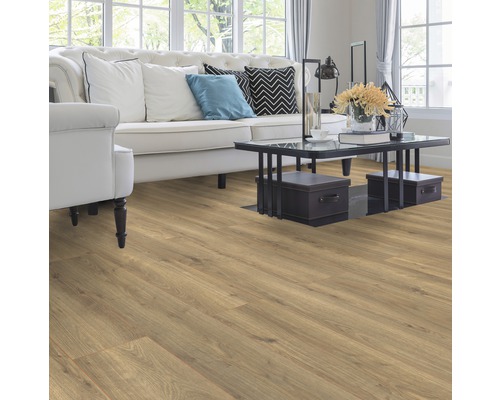 Heller Wohnraum mit Laminatboden in Holzoptik, Sofa und Tisch