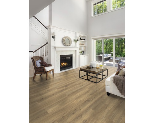 Heller Wohnraum mit Kamin, Treppe, Fensterfront und Laminatboden.