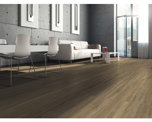 Helles Wohnzimmer mit Holzboden, Sofa und Stühlen.