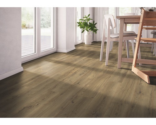 Verlegtes Laminat in einem Esszimmer mit Esstisch und Stühlen