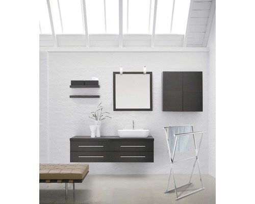 Badezimmer mit Waschtisch, Spiegel, Schränken, Regalen, Handtuchständer und Bank