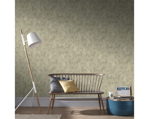Raum mit gemusterter Tapete, Stehlampe und Holzbank