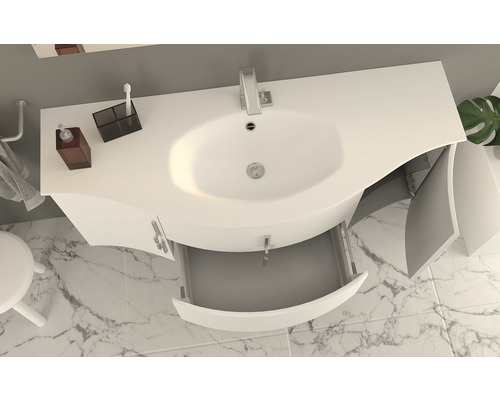 Ansicht von oben auf ein Badezimmer mit einem Waschbeckenunterschrank mit offenem Schubfach und Schranktüren.