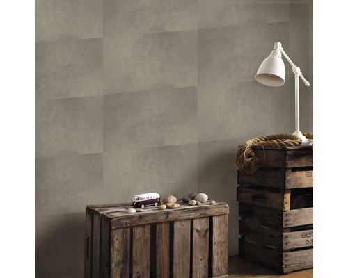 Wandgestaltung mit Fliesen in Steinoptik, dekorativen Holzkisten und Tischleuchte