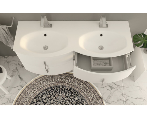 Badezimmer mit weißem Doppelwaschtisch, Armaturen und Unterschrank mit Auszug