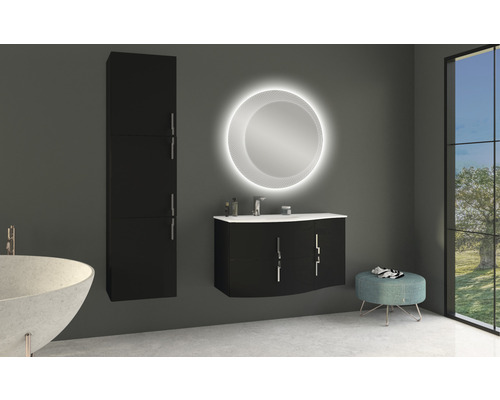 Badezimmer mit Waschtischunterschrank, Spiegelschrank und beleuchtetem Spiegel