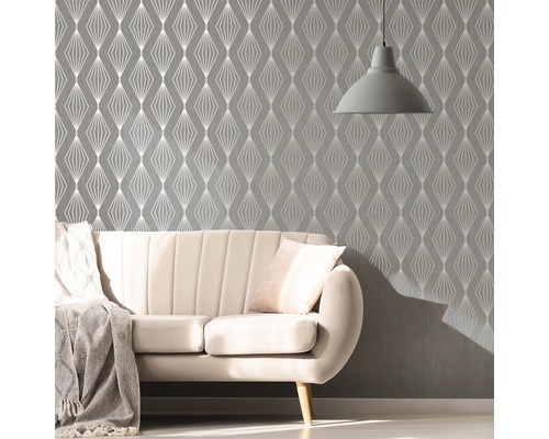 Wohnzimmer mit grauer Tapete mit Diamantenmuster hinter beigem Sofa