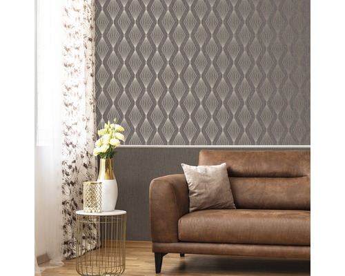 Wohnzimmer mit gemusterter Tapete, Sofa und Beistelltisch