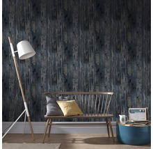 Wohnraum mit einer Bank, einer Stehlampe und einer Wand mit einer Holzoptik Tapete