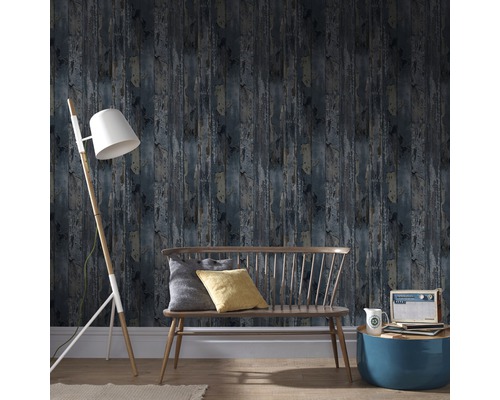 Wohnraum mit einer Bank, einer Stehlampe und einer Wand mit einer Holzoptik Tapete