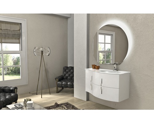 Badezimmer mit Waschtischunterschrank, Aufsatzwaschbecken und beleuchtetem Spiegel