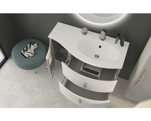 Badezimmer mit Waschtischunterschrank, offenem Schrank und Schubladen