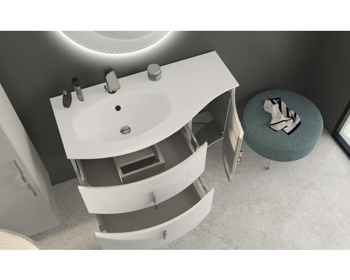 Badezimmer Szene mit Waschbeckenunterschrank, geöffneten Schubladen und Hocker